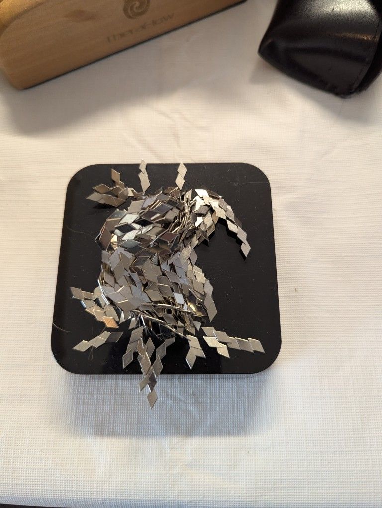 Magnetic base and magnetic to create sculptures