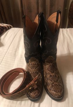 Vendo botas de víbora y él cinto medio usó