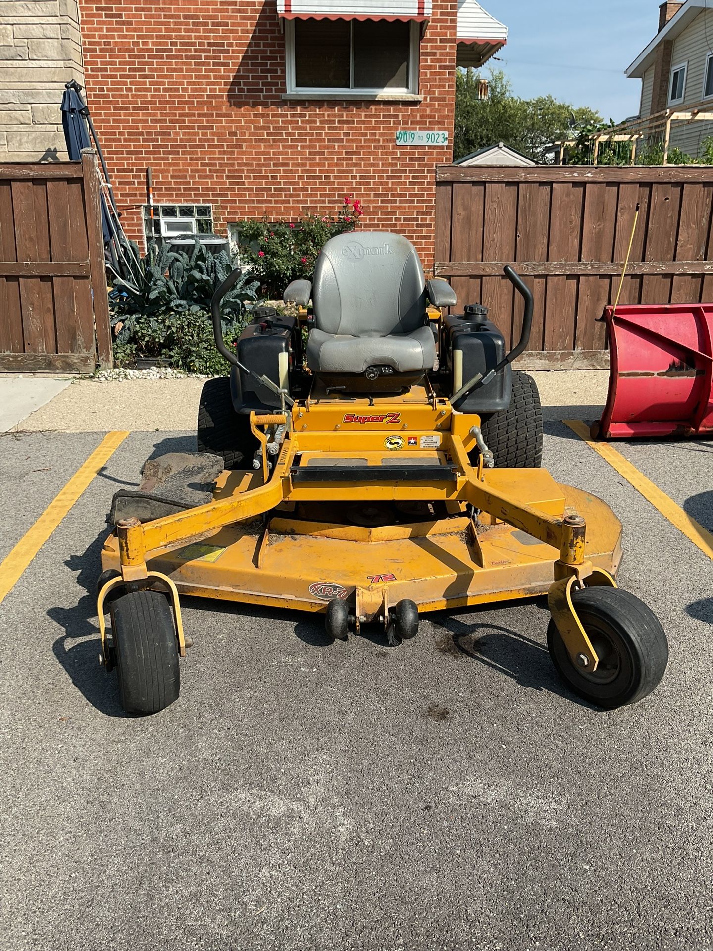 Commercial Lawn Mower 72 Zero Turn Well Maintained.