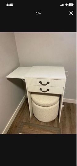 LOW PRICE MOVING- $600 RETAIL BEAUTIFUL WAYFAIR LIGHT UP VANITY
