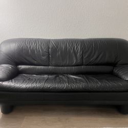 Stylish Black Leather Couch Set – 3-Seater & 2-Seater – Pickup Only