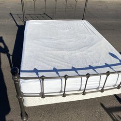 FREE DELIVERY: Queen Memory Foam Bed