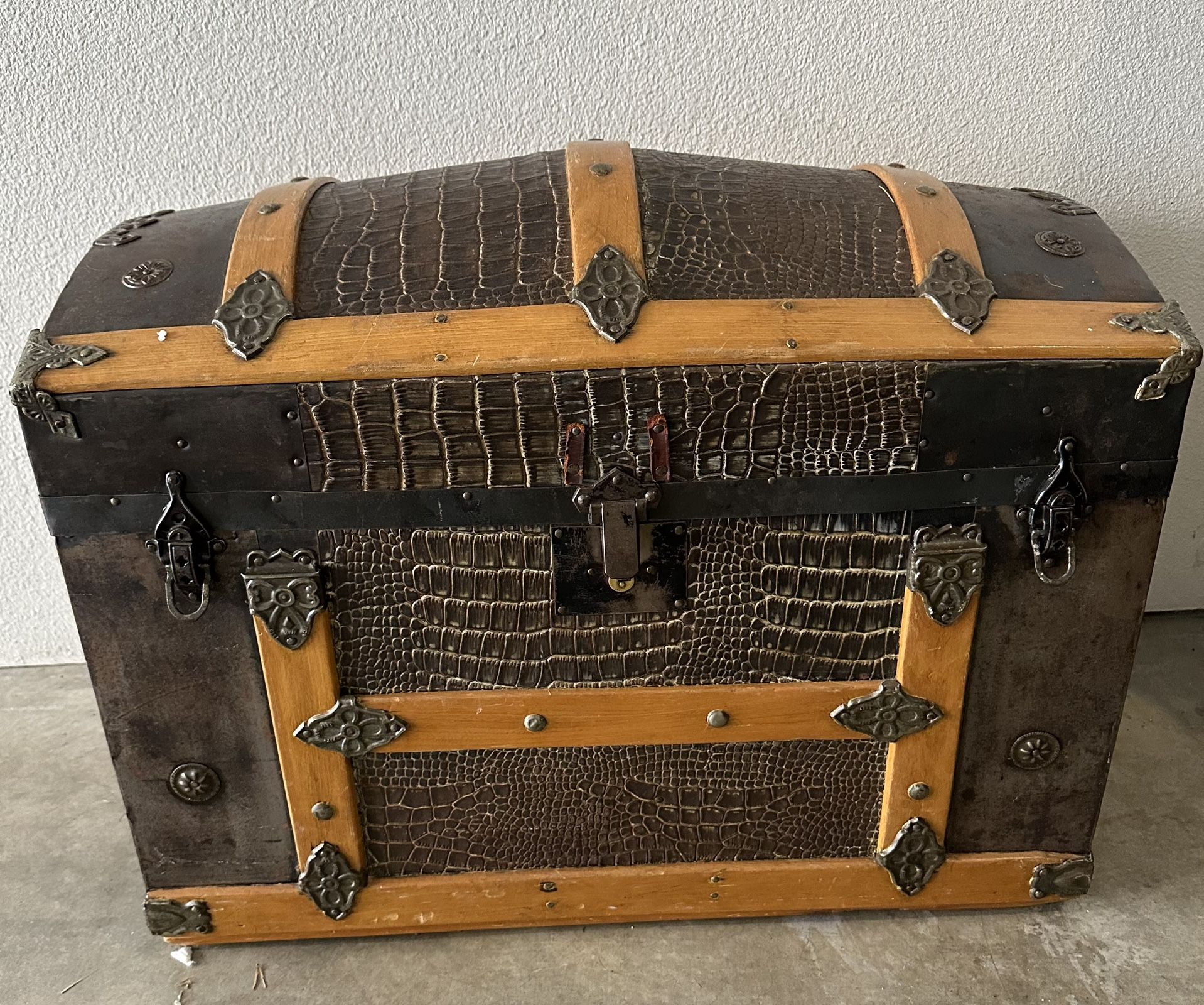 Rare Victorian Saratoga Domed Trunk 1880 with Oak slats