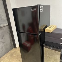 Fridge Magic Chef 9.9 Cu ft Excellent Condition 