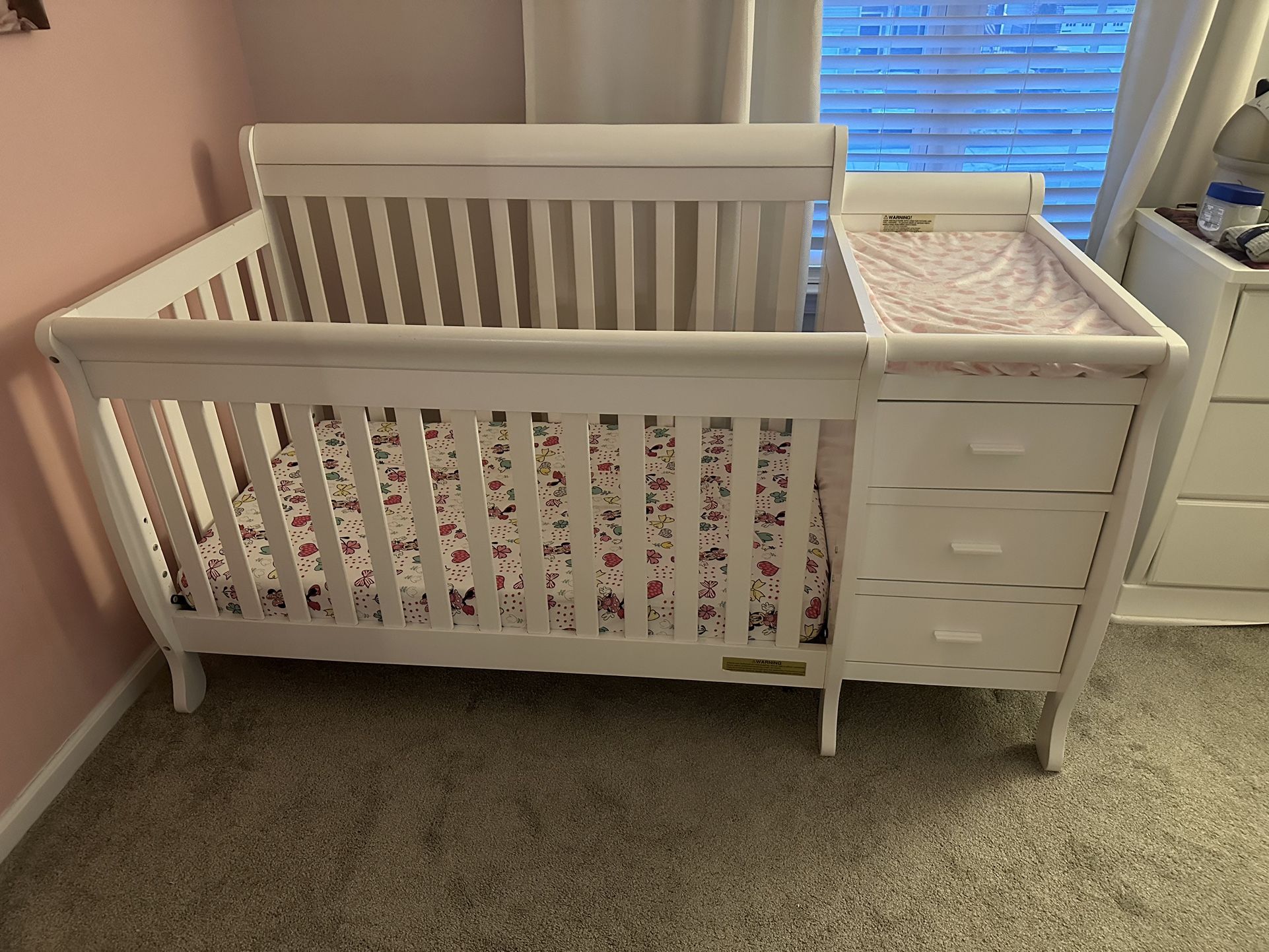 Convertible Crib w/Drawers & Changing Table