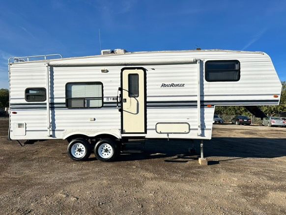 1999 Road Ranger 26’ like new Fifth Wheel