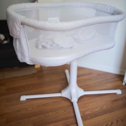 Halo Bassinest (Bassinet) Swivel Sleeper with Sheets GENTLY USED