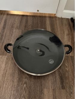 Very large oversized pot with lid - i never used it its brand new