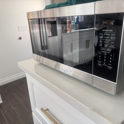 Sharp Carousel 1200w Microwave (still available)