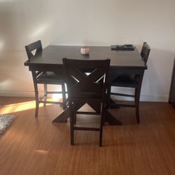 Tabel And Chairs and Casarole  Tabel 