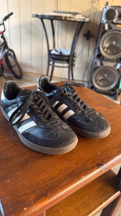 Tennis shoes adidas (SAMBA) size 2