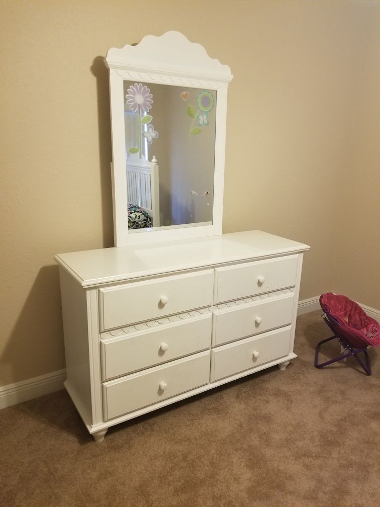 Twin bed and dresser set