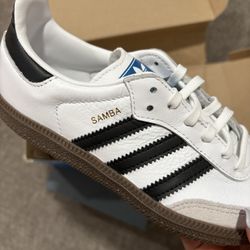Sambas Size 1 (kids) Never Worn