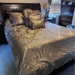 Elegant Queen Bed & Comfy Mattress!