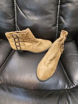 Boots size 9 - new