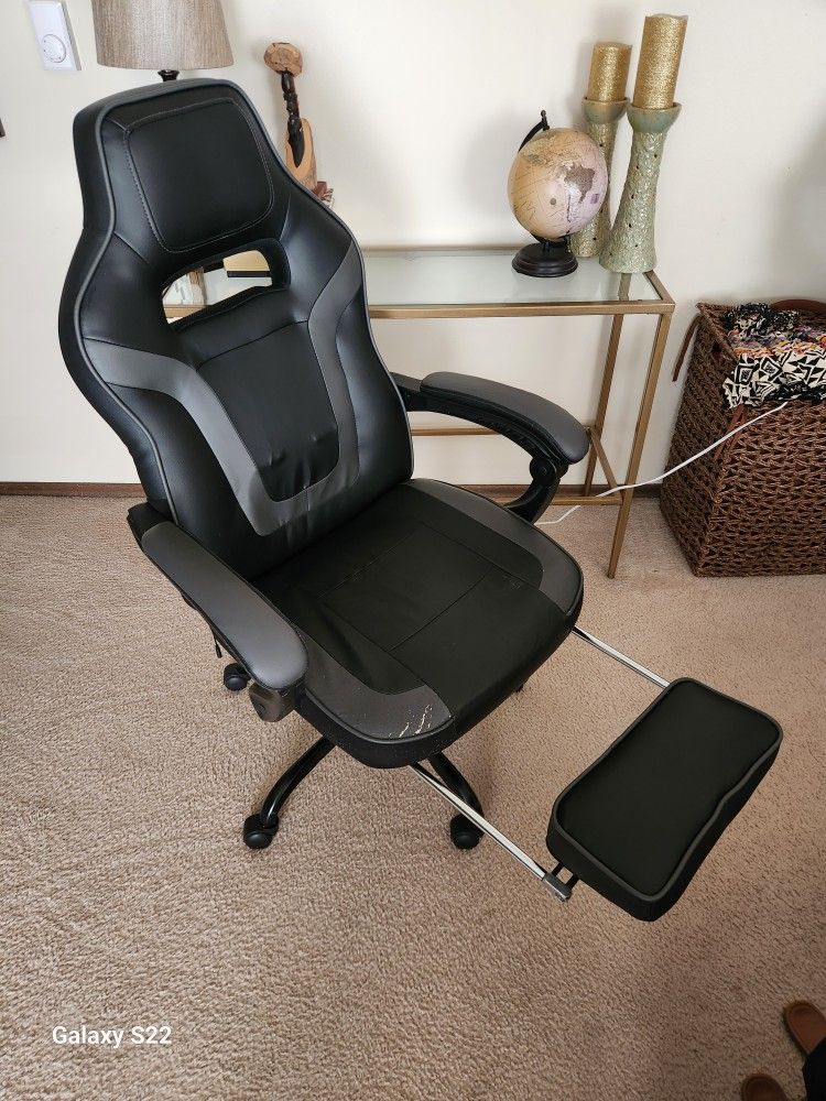 Gaming Chair With AUX PLUG-IN