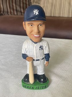 2001 Bobble Dobbles Derek Jeter New York Yankees resin bobblehead figure. 7.5” tall
