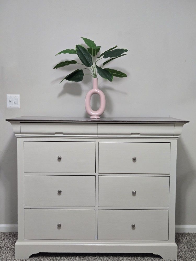 Chest Of Drawers/Dresser