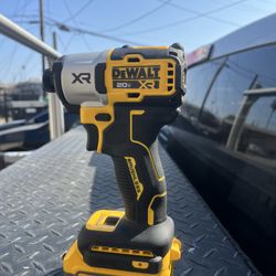 Impacto XR Dewalt 20 Volt Nuevo Con Pila 145