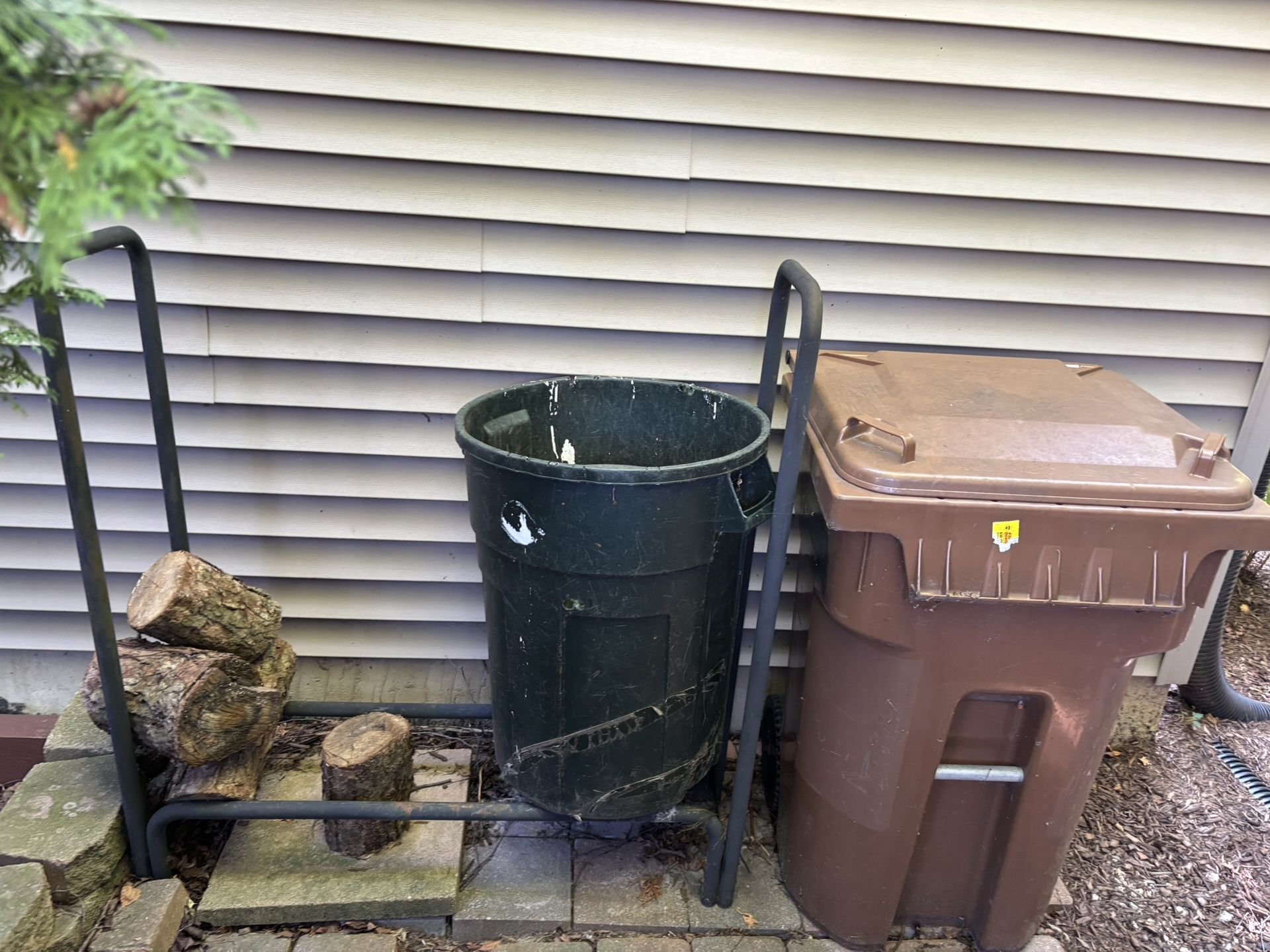 2 Free garbage containers