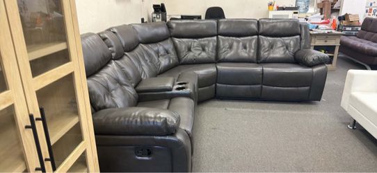 New Recliner Sectional Couch with Console! Free Delivery 🚚!
