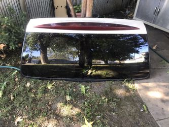 2003 Cadillac Escalade rear window