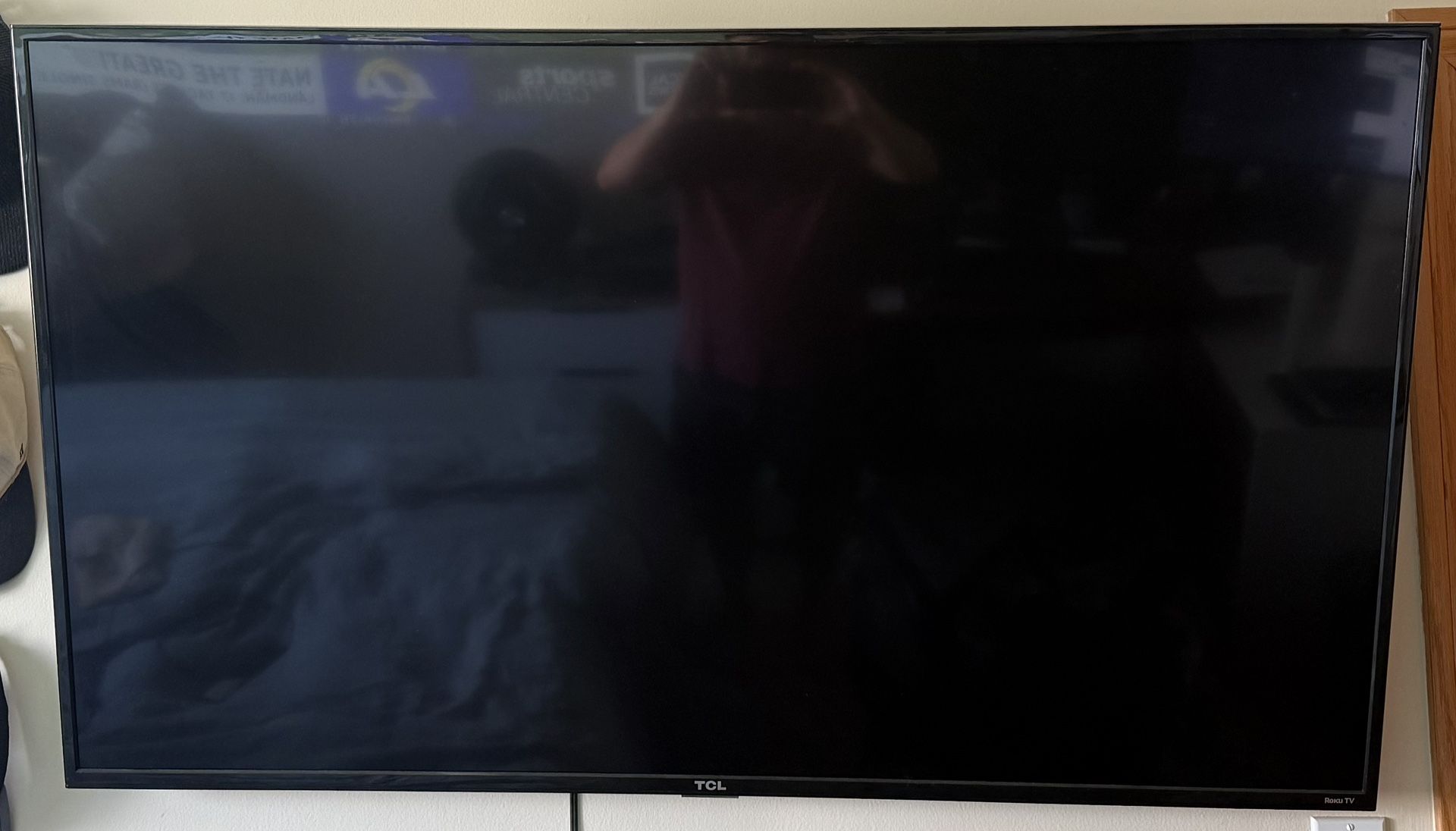 55” TCL Roku TV 55S405 + Wall Mount