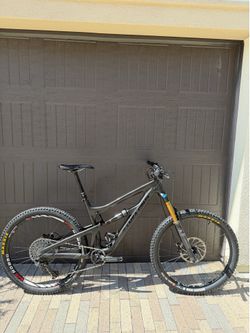 Santa Cruz Nomad Carbon — Size L, 27.5