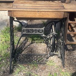 Antique SINGER Sewing Machine. 