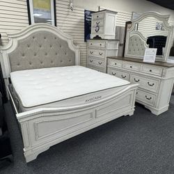 King Size Bedroom Set. 🚚WE DELIVER🚚