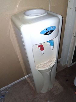 Royal Sovereign hot/cold water dispenser