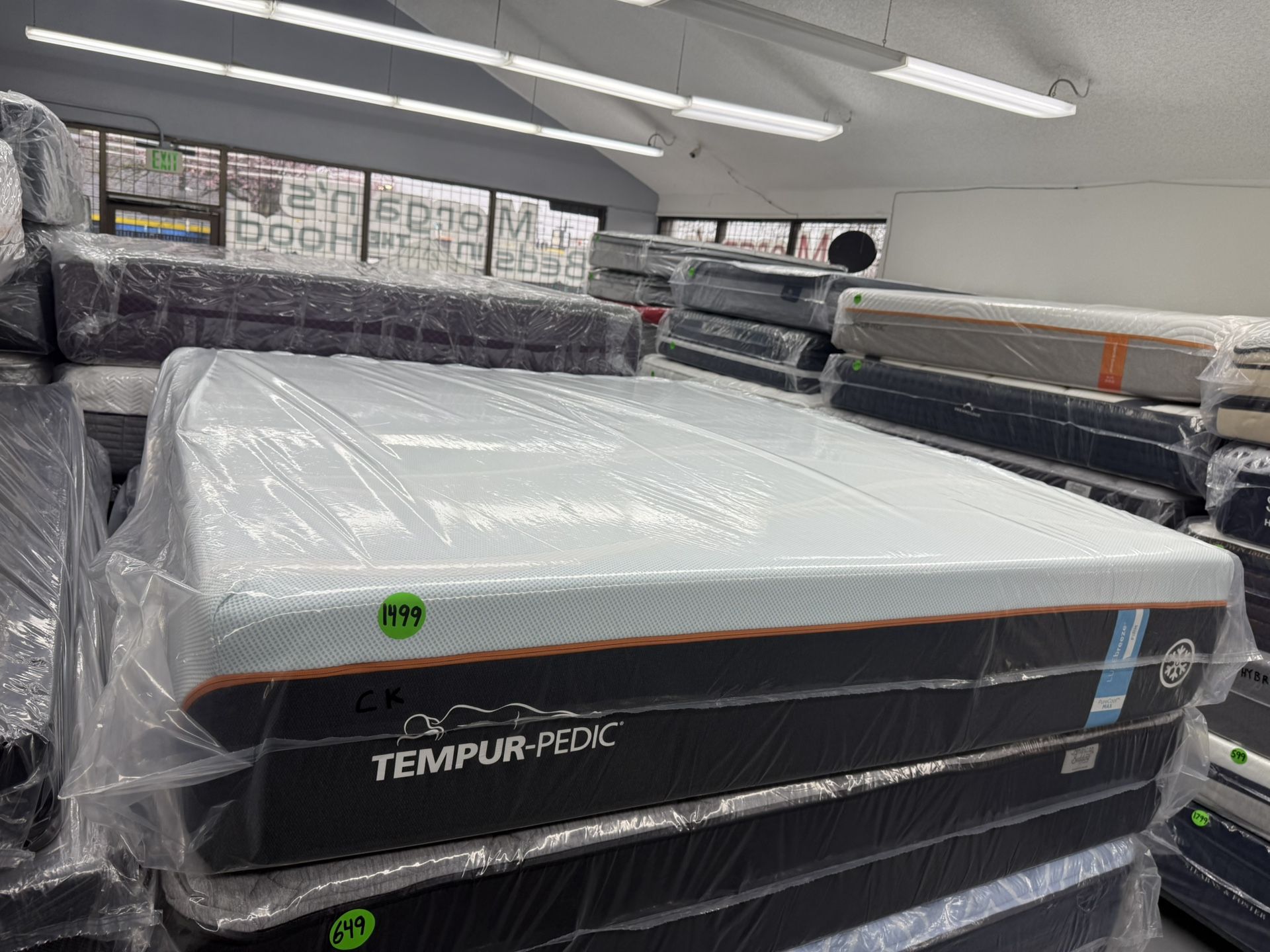 CALIFORNIA KING SIZE TEMPURPEDIC LUXEBREEZE (FIRM) MATTRESS & BOX SPRINGS BED SET