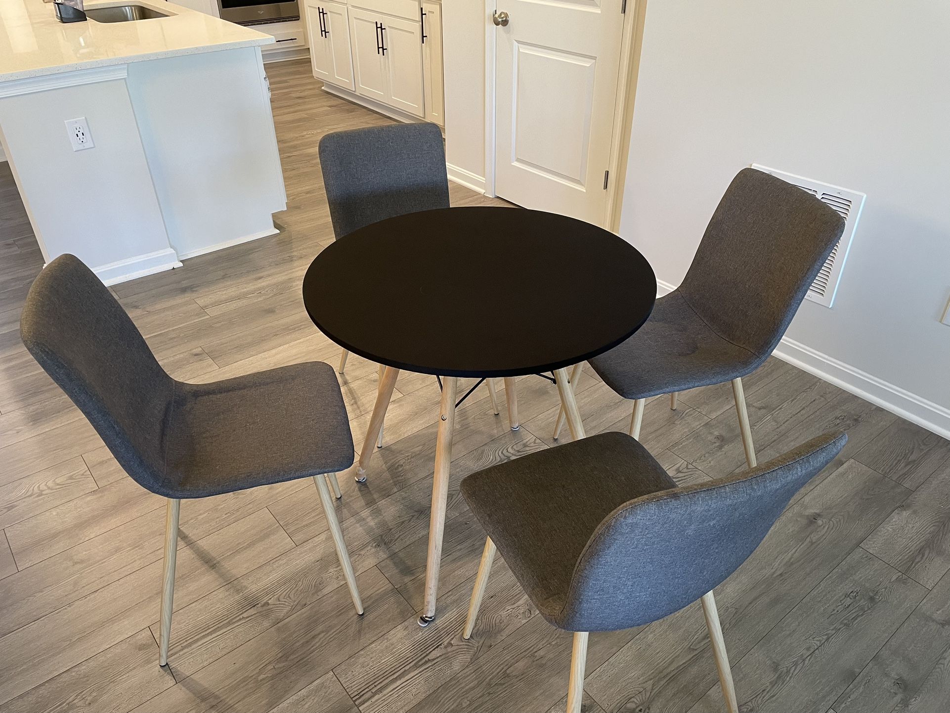 4-chair Round Dining Table