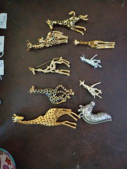 Assorted Giraffe Broaches