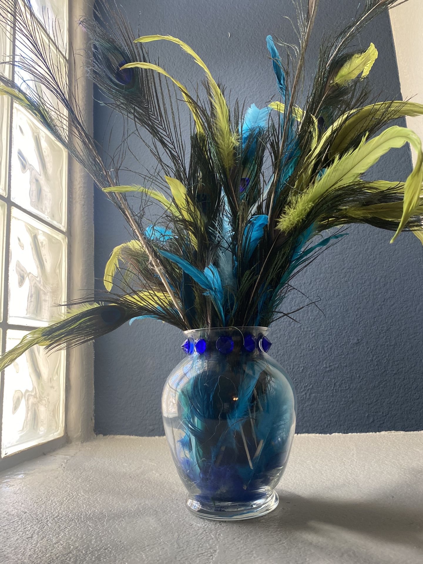 Feather decoration vase