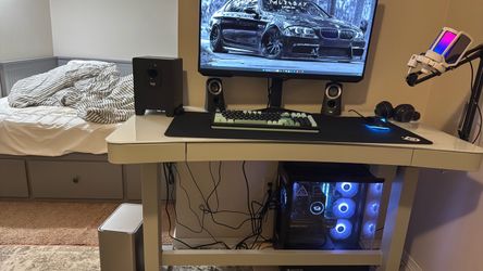 Selling a desk ONLY DESK