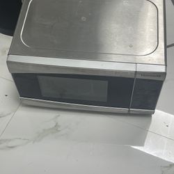 Frigidaire FFCM0734LS .7 cu. ft. Countertop Microwave Oven - Stainless Steel