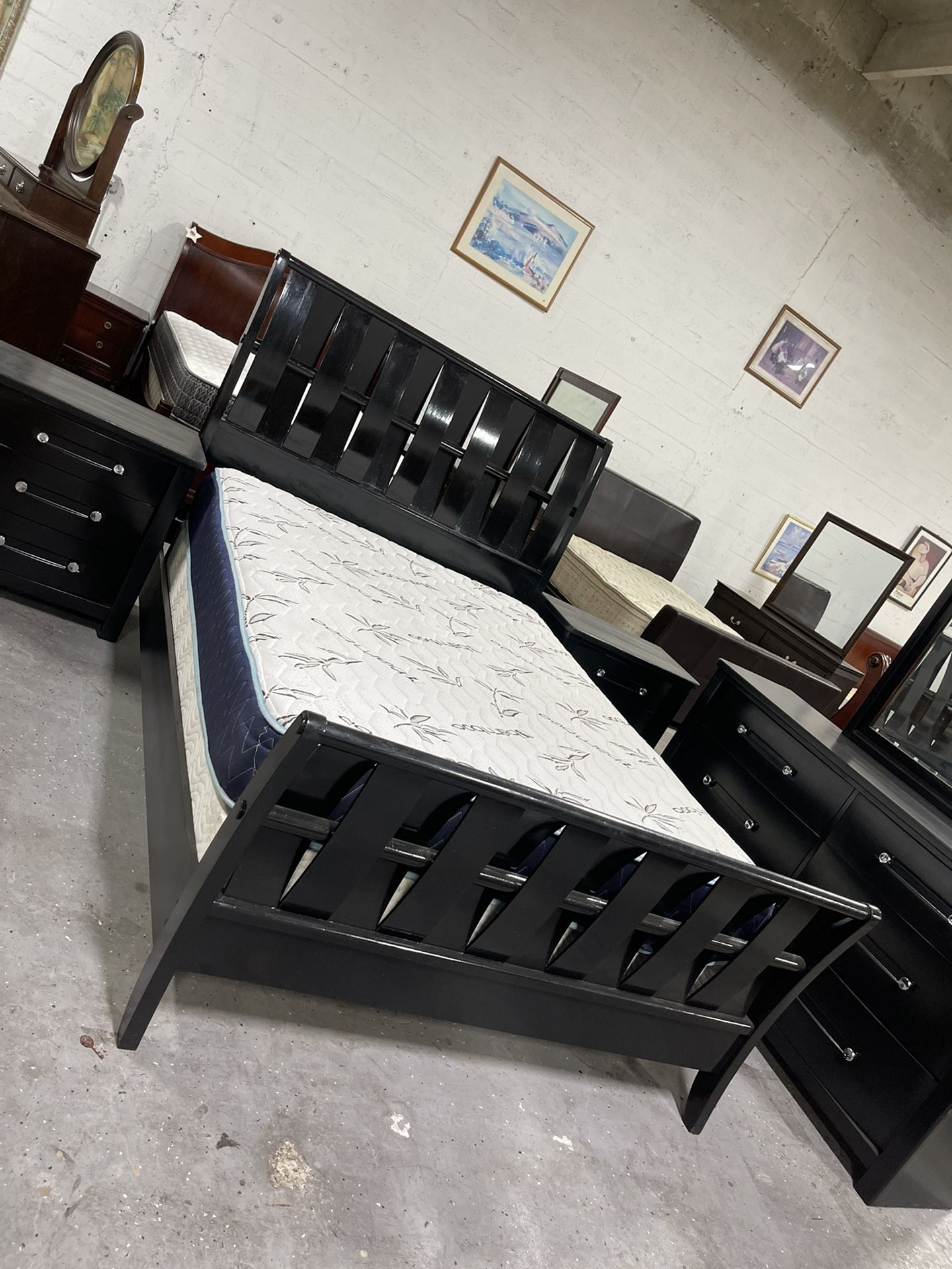 Beautiful Solid Wood Queen Size Bedroom Set In Excellent Condition Like New !