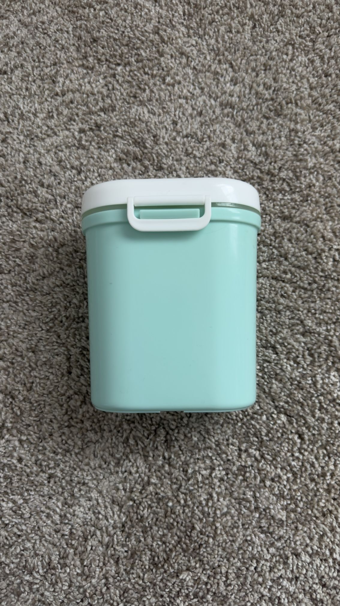 Baby formula storage container
