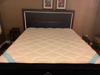 Like New KING DreamCloud Premier Mattress.