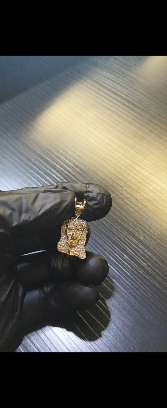 10K DIAMOND JESUS PENDANT