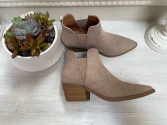 Low-heeled shoes