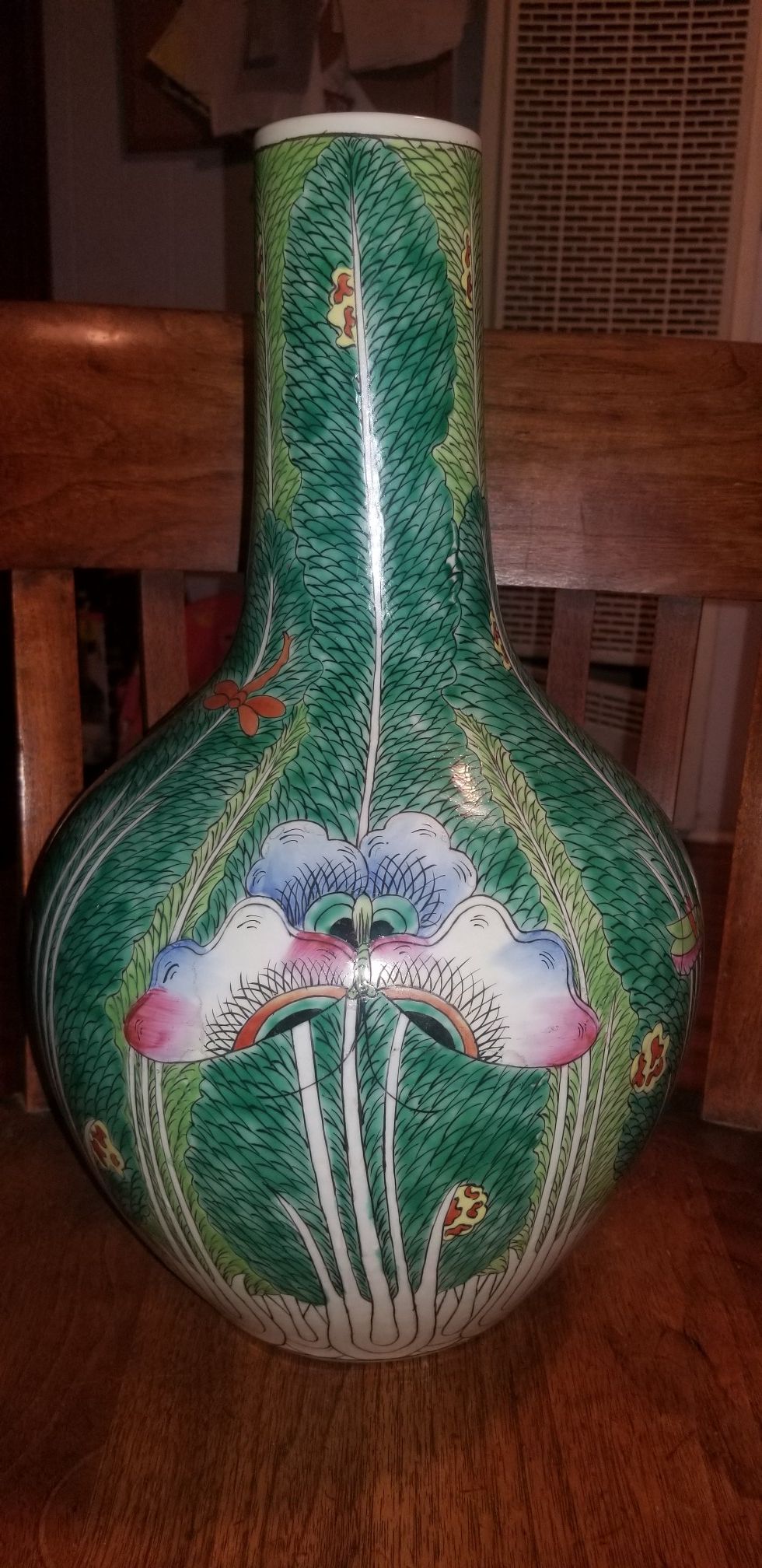 Chinese porcelain vase/cabage leaf.