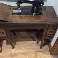 ANTIQUE SINGER SEWING MACHINE. 