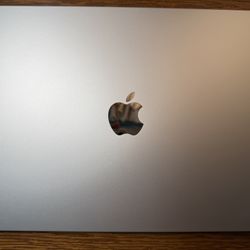 15-inch MacBook Air M2 (8GB RAM / 256GB SSD)