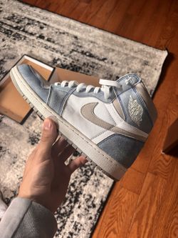 Jordan 1 Retro High Hyper Royal Smoke Grey