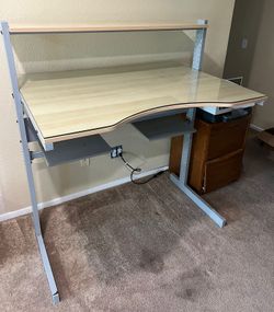 Adjustable desk
