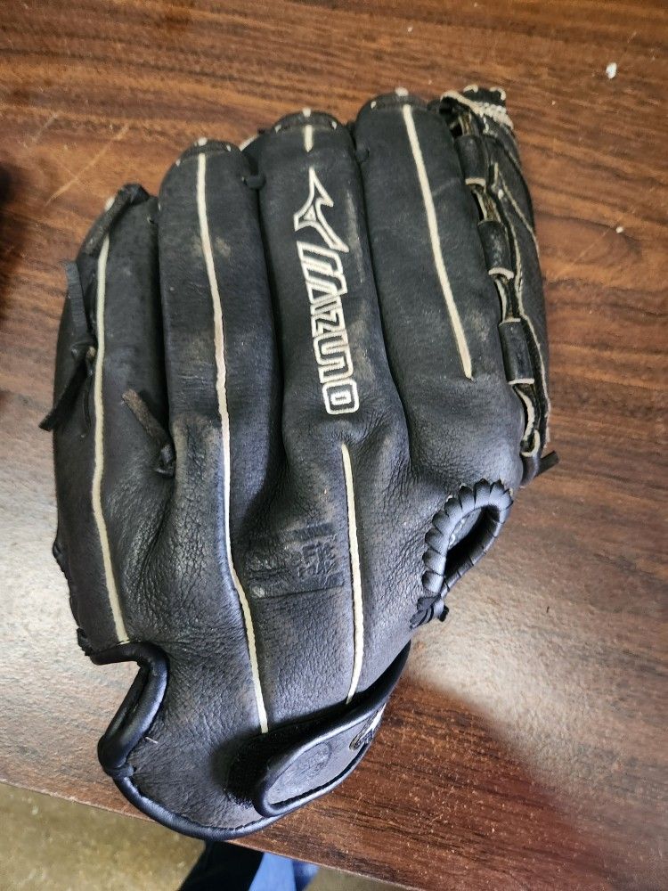 12.5"  RHT  Right Hand Thrower Baseball Gloves