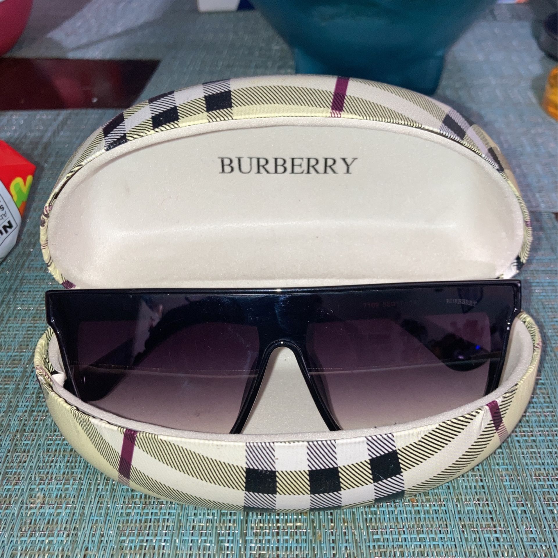 BURBERRY Sunglasses