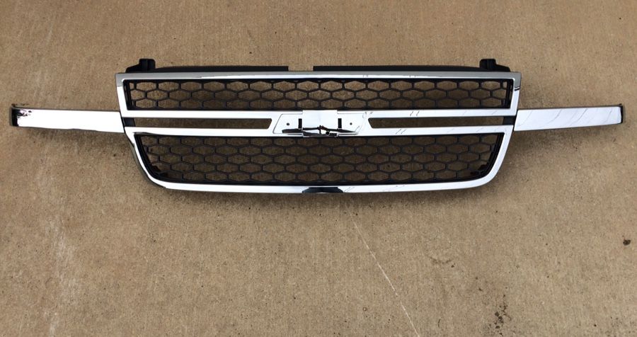 Grill for Chevrolet Silverado 2005 through 2007. Fits: 2006 Chevy Silverado 1500 excluding SS Models 2007 Chevy Silverado 1500 Classic excluding SS M